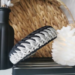 Modèle de collier noir et blanc en paracorde fait main, personnalisable pour chiens et chats