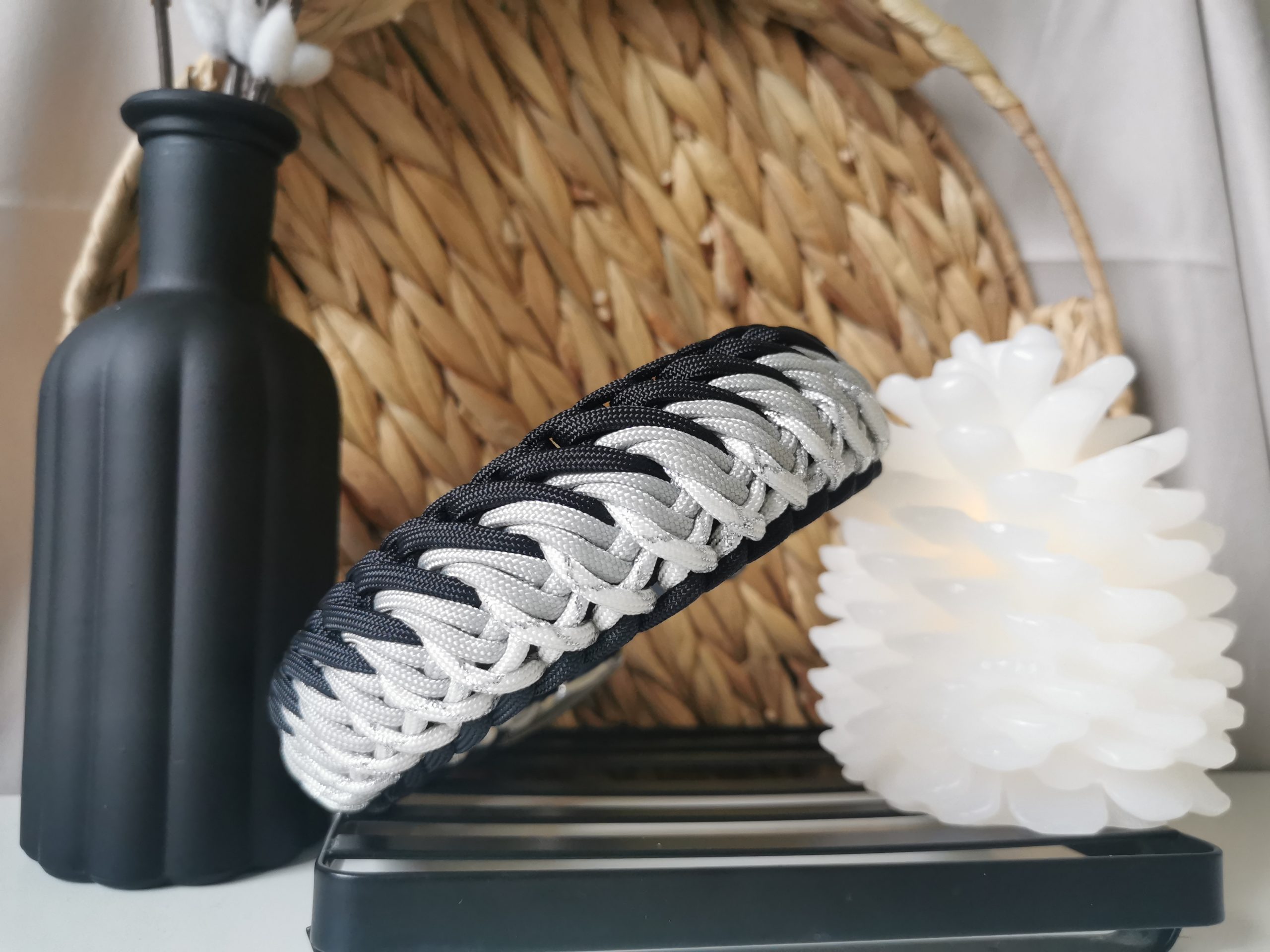 Modèle de collier noir et blanc en paracorde fait main, personnalisable pour chiens et chats