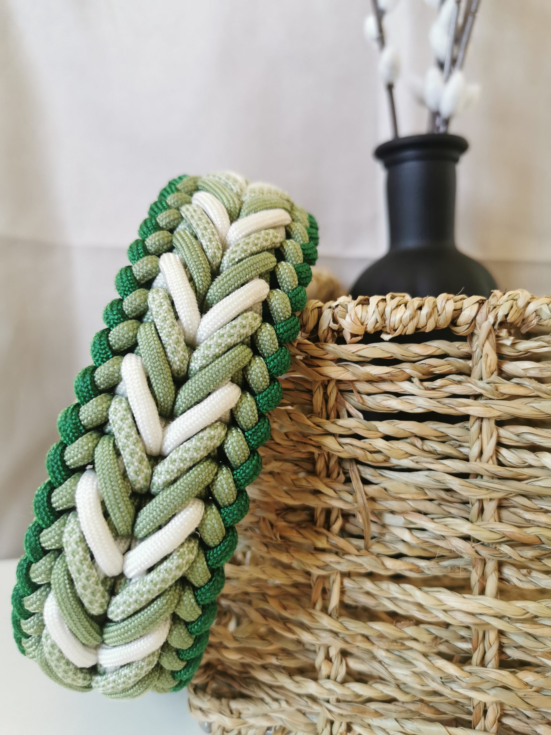 Modèle de collier vert en paracorde fait main, personnalisable pour chiens et chats