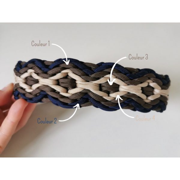 Collier Twinky en paracorde avec 4 couleurs distinctes, fait main et personnalisable pour chiens et chats.